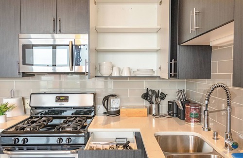 Near South Side Hotel | McCormick South Loop 2BR Suite Near Soldier Field & Museum Campus