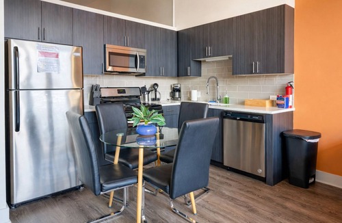 Near South Side Hotel | McCormick South Loop 2BR Suite Near Soldier Field & Museum Campus