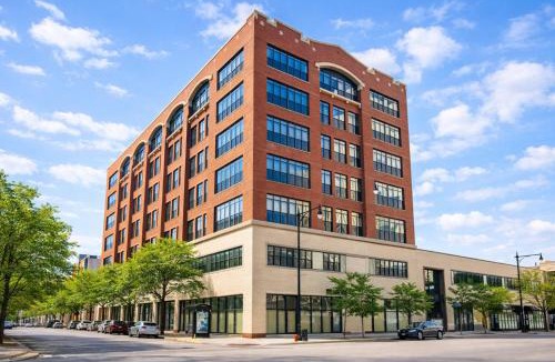 Near South Side Hotel | McCormick Suites by Slumber Stay