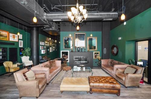 Near South Side Hotel | McCormick Suites by Slumber Stay