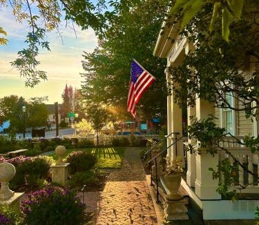 Jacksonville Hotel | McCully House Inn