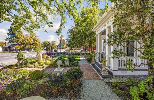 Jacksonville Hotel | McCully House Inn