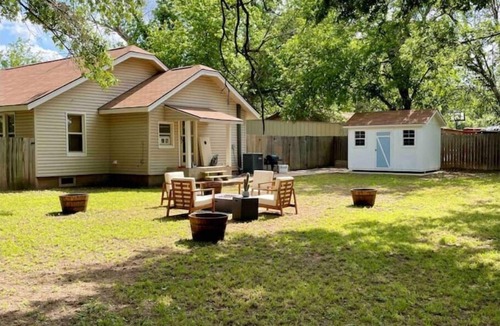 Hico Cottage | McDonald Cottage - Peaceful Backyard w/Fire Pit