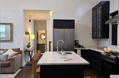 McHenry House | McHenry Riverside Retreat – Comfort & Relaxation