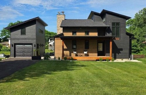 McHenry House | McHenry Riverside Retreat – Comfort & Relaxation