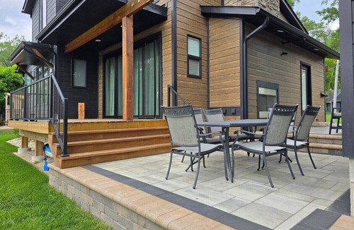 McHenry House | McHenry Riverside Retreat – Comfort & Relaxation