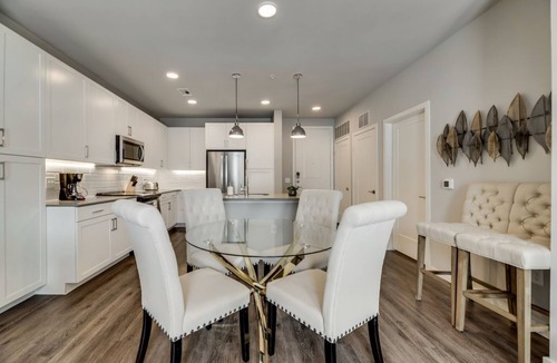 McKinney Apartment | MCK203 – 28min to Toyota Base Camp - Sleeps 4 - Public Transit