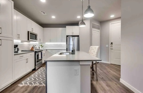 McKinney Apartment | MCK228 – 28min to Toyota Base Camp - Sleeps 2 - Public Transit