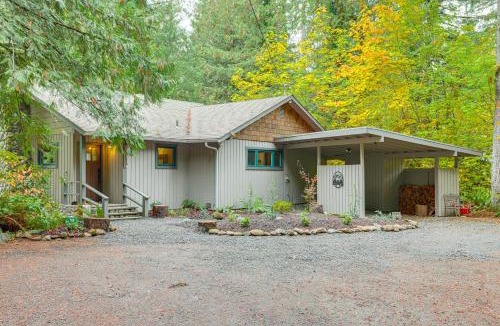 Blue River House | McKenzie Bridge Cabin River and Hiking Access!