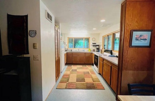 Blue River House | McKenzie Grapevine Hideaway—private mini villa