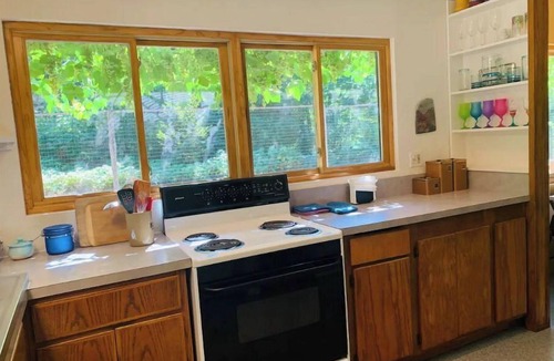 Blue River House | McKenzie Grapevine Hideaway—private mini villa