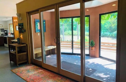 Blue River House | McKenzie Grapevine Hideaway—private mini villa