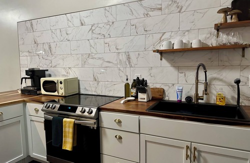 McKittrick Apartment | McKittrick Suite - Loft Stay on Katy Trail in Historic Mercantile, 4 min Hermann