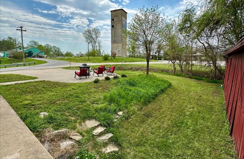 McKittrick Apartment | McKittrick Suite - Loft Stay on Katy Trail in Historic Mercantile, 4 min Hermann