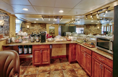 Northeast Colorado Springs Hotel | MCM Elegante Suites
