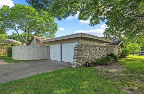 Duncanville House | MCM shared home with queen room and full bath in charming Duncanville