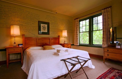 Troutdale Hotel | McMenamins Edgefield