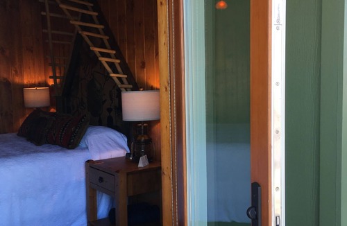 Carrolls Cabin | McMenamins Kalama Harbor Lodge