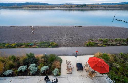 Carrolls Hotel | McMenamins Kalama Harbor Lodge