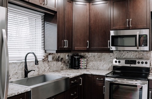 Winnipeg House | McMillan Masterpiece - (Sleeps 8) comfy beds, big TV’s, parking