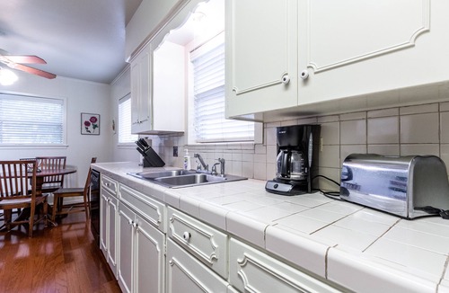 McQueeney House | McQueeney is Full! Lakefront on the Guadalupe River: Cypress Breeze Guesthouse