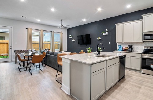 Central Southwest House | MDRN Antigua LXRY Home I Sleeps 10 I 8 min Frm NRG