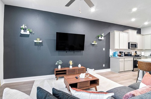Central Southwest House | MDRN Antigua LXRY Home I Sleeps 10 I 8 min Frm NRG