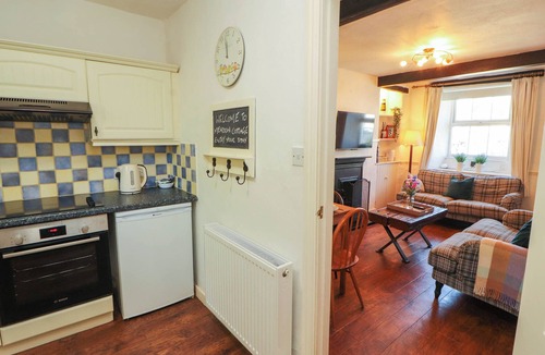 Staveley Cottage | MEADOW COTTAGE, pet friendly, with open fire in Staveley