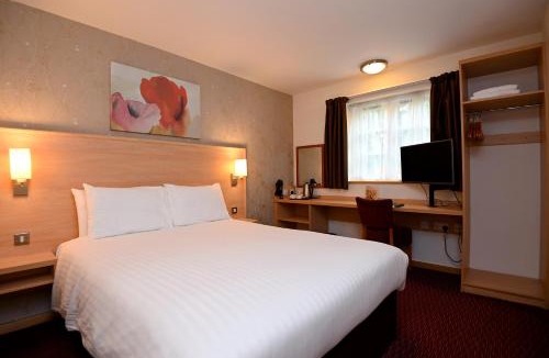 Stratford-upon-Avon Hotel | Meadow Farm Redditch by Marstons Inns