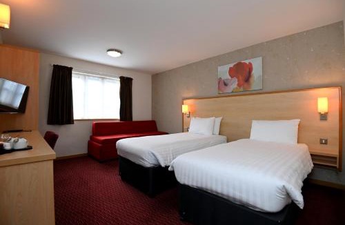 Stratford-upon-Avon Hotel | Meadow Farm Redditch by Marstons Inns