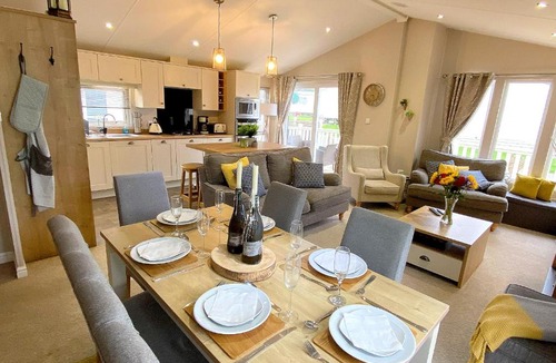Cayton Bay House | Meadow Lodge
