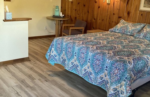 Bridgeport Hotel | Meadow Park Motel on 385