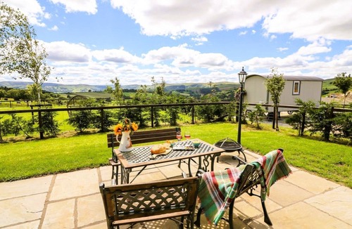Rhayader Cottage | Meadow View - Glamping pod sleeping 2 guests, Pet Friendly