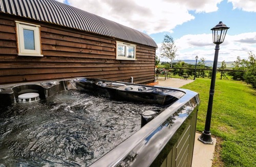 Rhayader Cottage | Meadow View - Glamping pod sleeping 2 guests, Pet Friendly