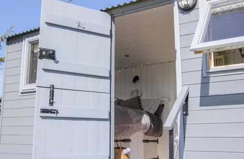 Loppington House | Meadow View Shepherd's Hut