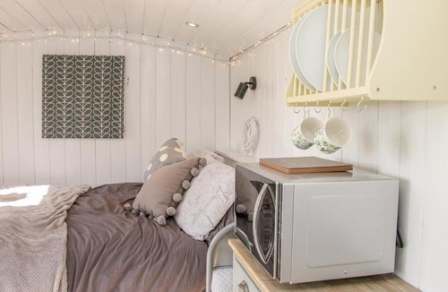 Loppington House | Meadow View Shepherd's Hut