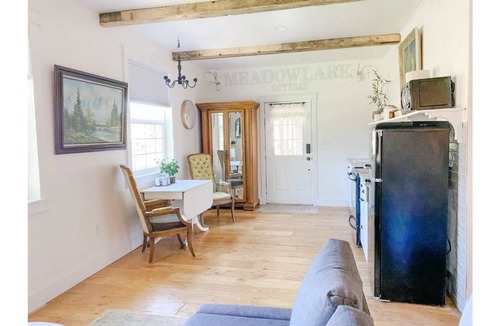 Snowflake Apartment | Meadowlark Cottage apartment, private entrance