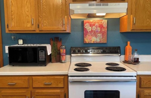 Detroit House | Meadow’s Edge Retreat - near Detroit, TXn