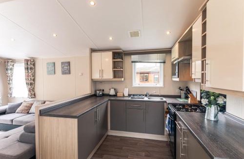 Malton Cabin | Meadows Lodge with Hot Tub