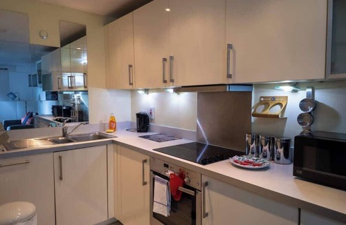 North West Apartment | Meadowside Quay 2BR Apartment