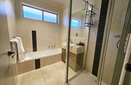 Shepparton South House | Meaklim Retreat - Shepparton