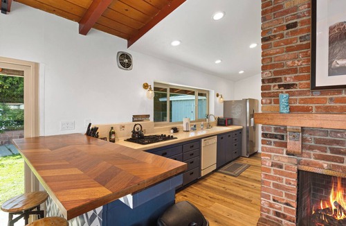 Oak Park House | "Medallion" Modern City Estate 7bed/5bath AC + VIEW