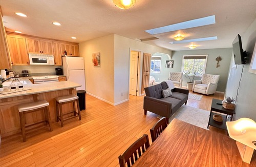 Medford House | Medford Home and 2 Condos With Pool