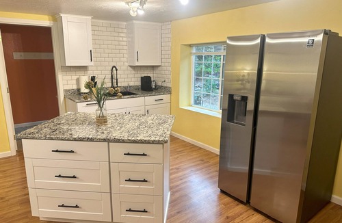 Medford House | Medford Home and 2 Condos With Pool