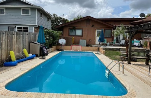 Medical Center District Ski Chalet | Medical Center Area Octagon Shaped House with Swimming Pool