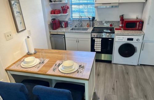 South Central Houston Apartment | Medical center/Downtown 1/1 Bed efficiency second floor