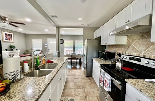 Jefferson House | Medical CTR 3BR Heated Furnished Wi-Fi W/D Extended Stay W/D SATX