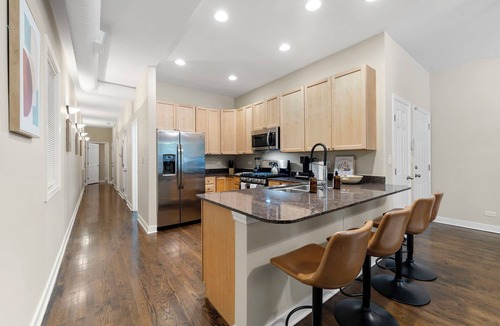 Tri-Taylor Apartment | Medical District 2BR with Jacuzzi & Parking