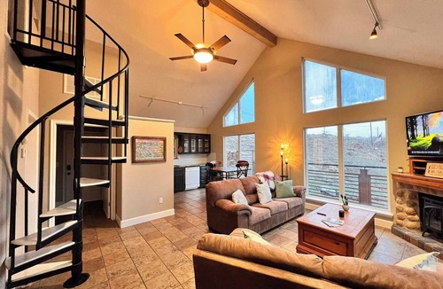 Medicine Park Cabin | Medicine Creek Overlook Cabin w/hot tub-2 Bedroom