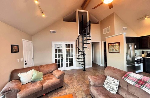 Medicine Park Cabin | Medicine Creek Overlook Cabin w/hot tub-2 Bedroom